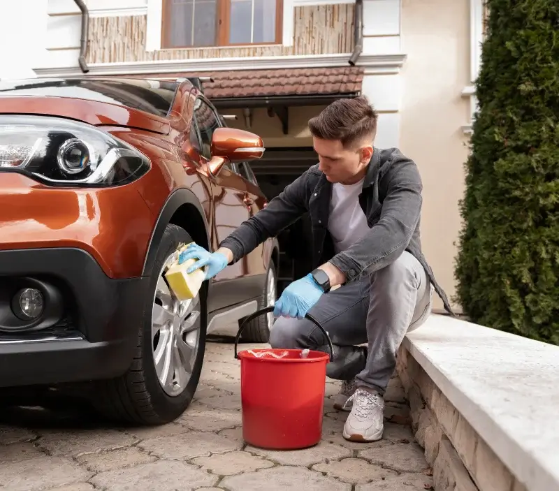 Lavage auto à domicile Tourch : professionnel intervenant sur un véhicule